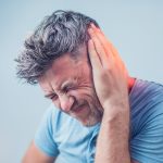 تیر کشیدن گوش چیست؟ | علائم و نحوه درمان تیر کشیدن گوش