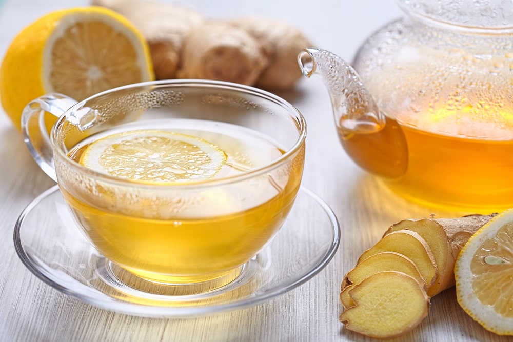 آب ولرم با عسل و لیمو، ترکیبی مؤثر برای درمان خشکی گلو