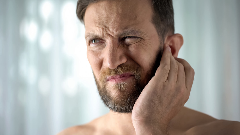 خارش گوش چیست و چرا اتفاق می‌افتد؟