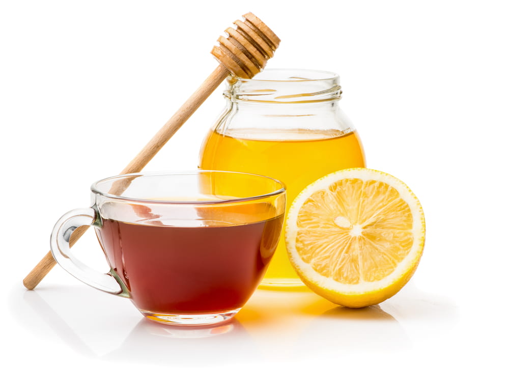 ترکیب لیمو و عسل به عنوان یک نوشیدنی ساده و مؤثر برای کاهش درد گلو شناخته شده است.