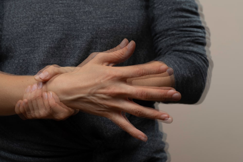 لرزش دست فیزیولوژیک در جوانان