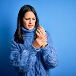 درد مفاصل در هوای سرد طبیعی است؟ | حقایق تازه درباره درد مفاصل