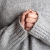 علت سرد شدن دست؛ دست سرد میتونه نشونه چه چیزی باشه؟